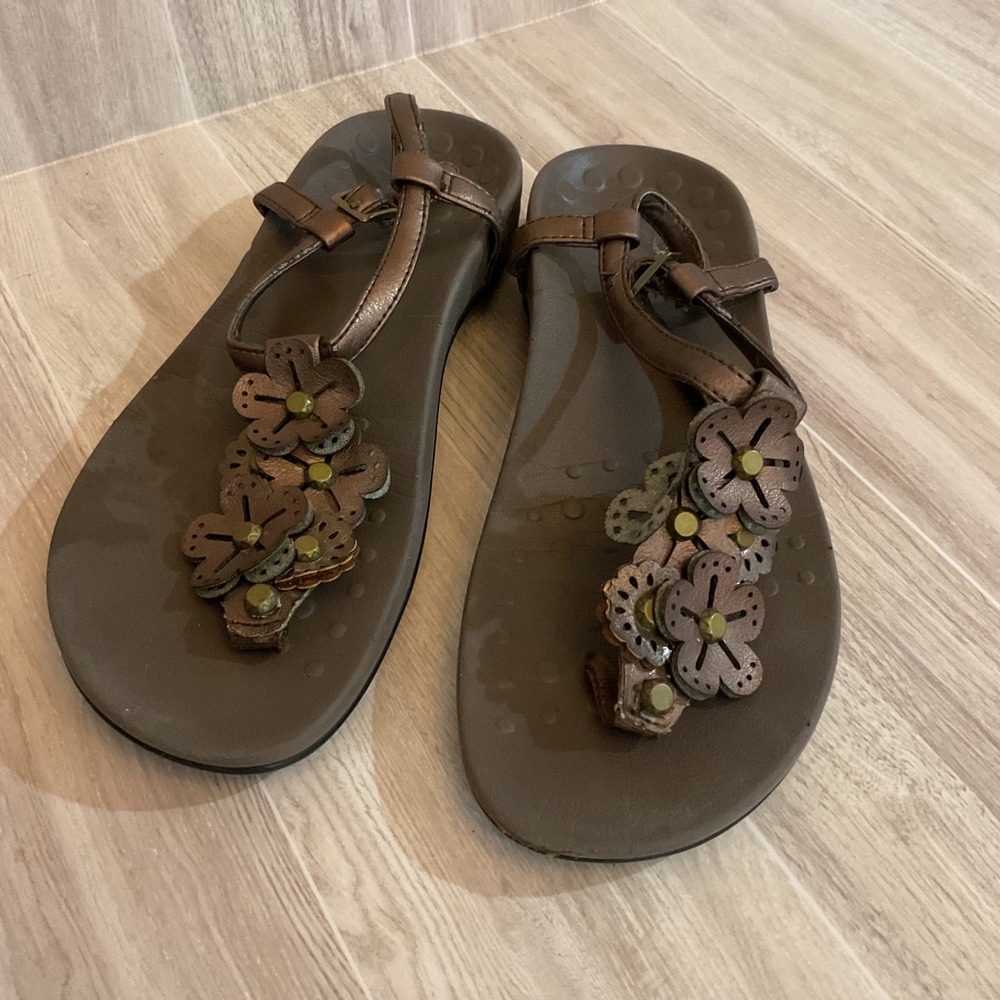 Vionic Bronze Julie II Leather Flower Thong Orthotic Sandals Womens 5 Flawed